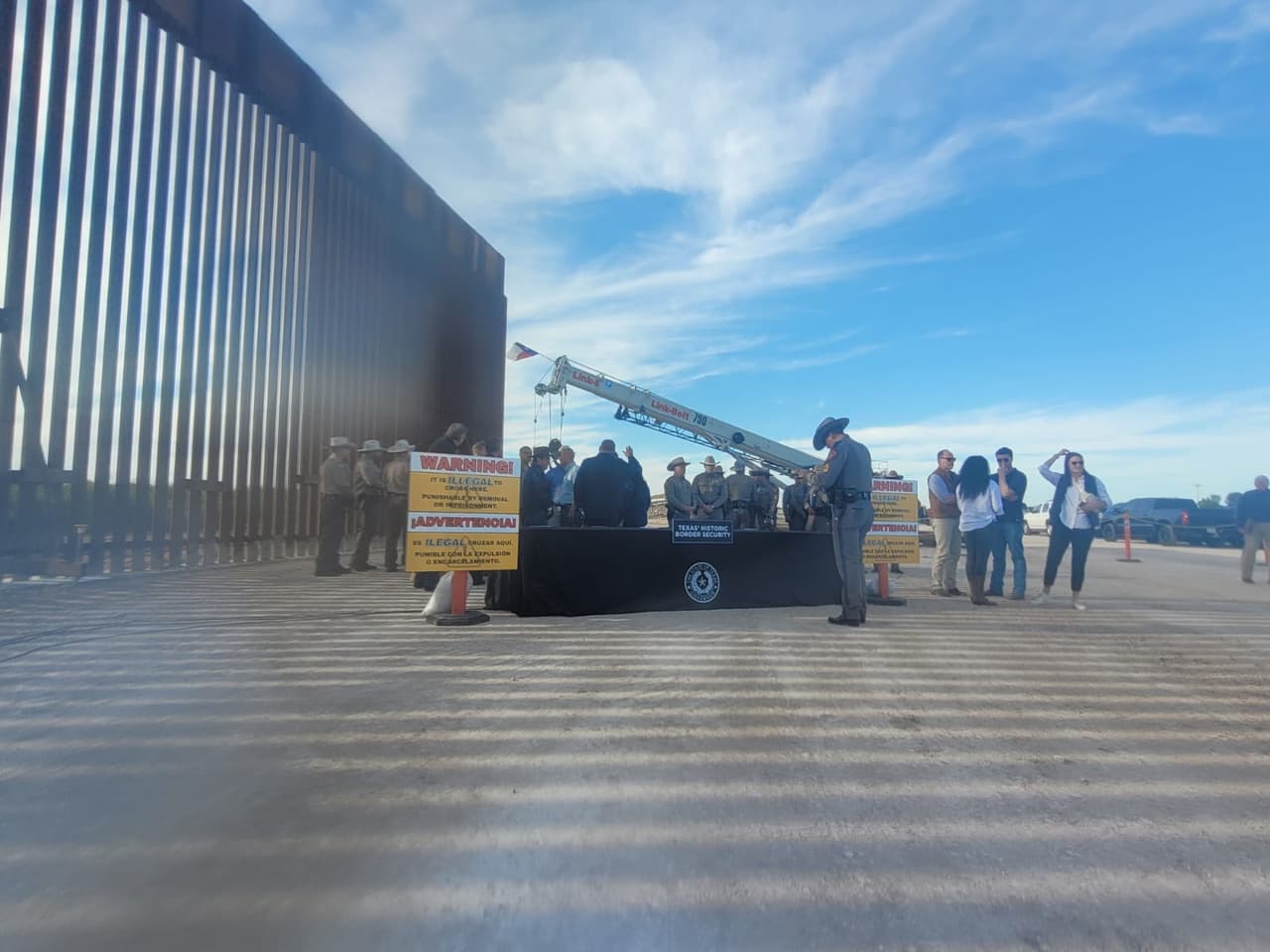 Condado de El Paso y otros grupos civiles demandan a Texas por la nueva ley antiinmigrante del estado firmada por Greg Abbott 