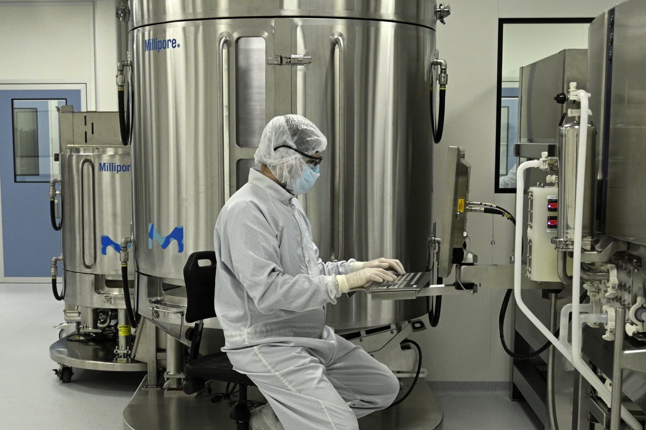 Sin embargo, en una conferencia de prensa la semana pasada, el Dr. Thomas Farley, comisionado de salud de Filadelfia, dijo que el número de dosis iniciales para esta ciudad de 1.6 millones de habitantes será 
<b>"de decenas de miles".</b>
<br>