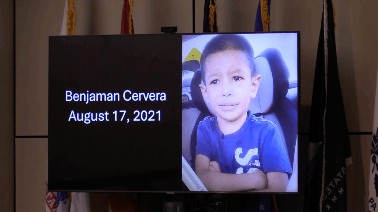 <h2 class="cms-H2-H2">4. Miranda Casarez, la madrastra del pequeño, fue sentenciada a 25 años en prisión desde abril</h2>
<br>
<br>En abril de 2024, Miranda Casarez, madrastra de Benji, fue declarada culpable por un gran jurado por el cargo de lesión a un niño. Después, 
<a href="https://www.univision.com/local/san-antonio-kwex/sentencian-a-25-anos-en-prision-a-miranda-casarez-madrastra-del-nino-benjamin-cervera-video" target="_blank">le dieron 25 años en prisión.</a>
<br>
<br>Sin embargo, en este juicio no solamente alegaban la falta de comida, sino que acusaban a Miranda de maltratar físicamente al pequeño. Por ejemplo, mencionaron que a él lo obligaban a beber agua del retrete y de comer salsa picante. Otra orden de arresto decía que a Benji lo obligaron a beber desinfectante de manos.
<br>
<br>Casarez había dicho ante el jurado que a ella la habían abusado sexualmente, pero no especificó quién era el agresor. También aseguraba que hacía todo lo posible para llamar la atención del médico sobre lo que pasaba con el niño y su aspecto físico.