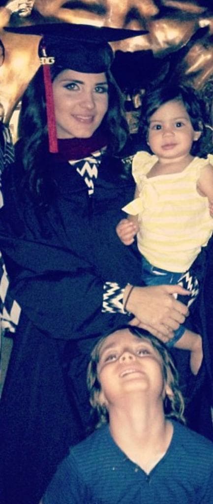 Nuestra reportera Astrid Rivera se gradúo cuando ya era madre de Gio y Lia, y hace 7 años cubrió su primera alfombra roja. 
<br>