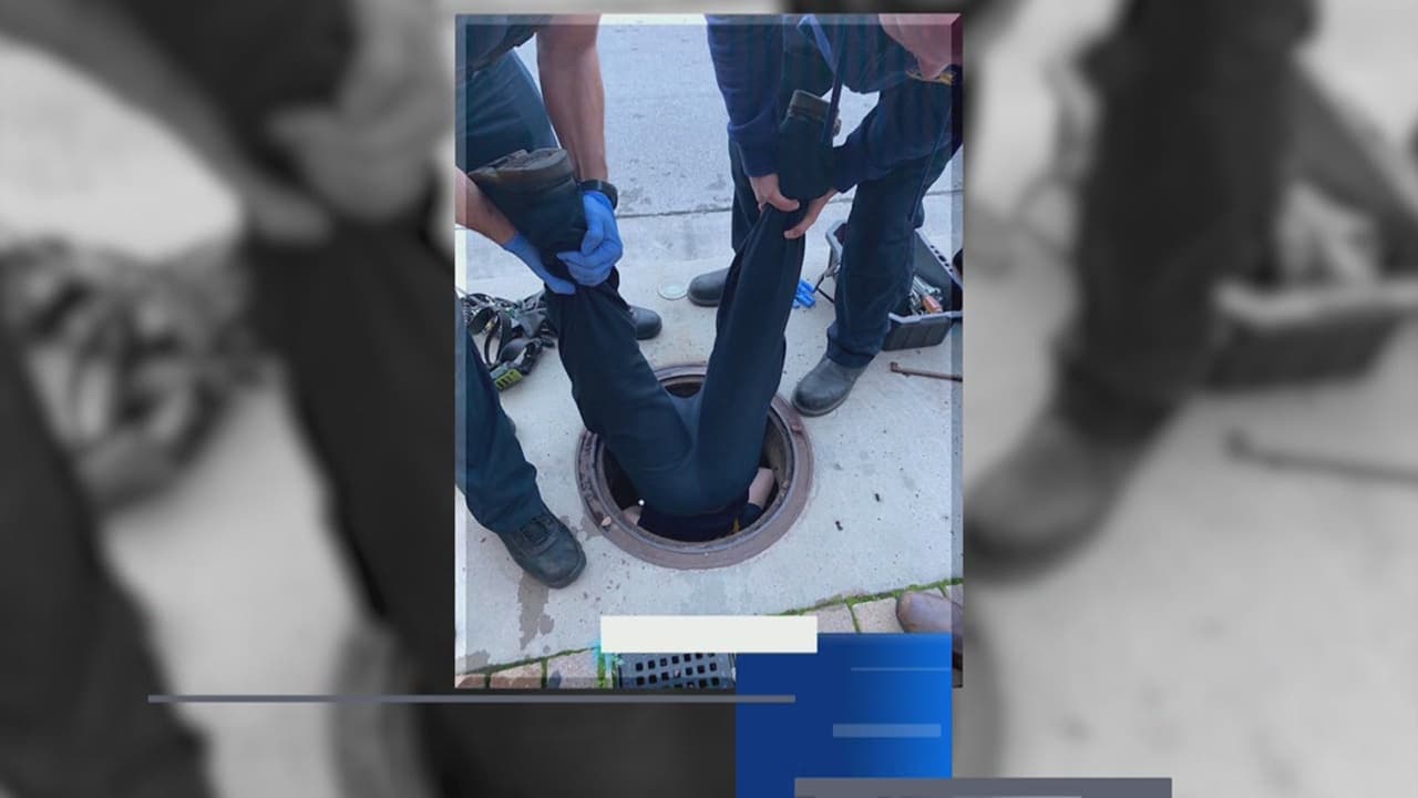 Bombero da la milla extra para rescatar el celular de un turista que cayó por un desagüe 