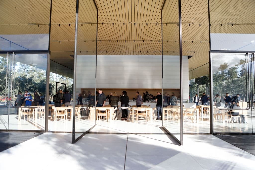 <b>Apple</b> anunció que aumentará el salario inicial de sus trabajadores en EEUU 
<b>a $22 por hora</b>, lo que representa un aumento del 45% respecto al 2018.