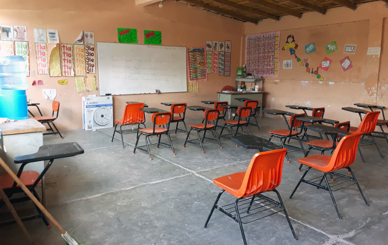 Una vista de los salones de clase vacíos en Chilapa, Guerrero, en el sur de México.