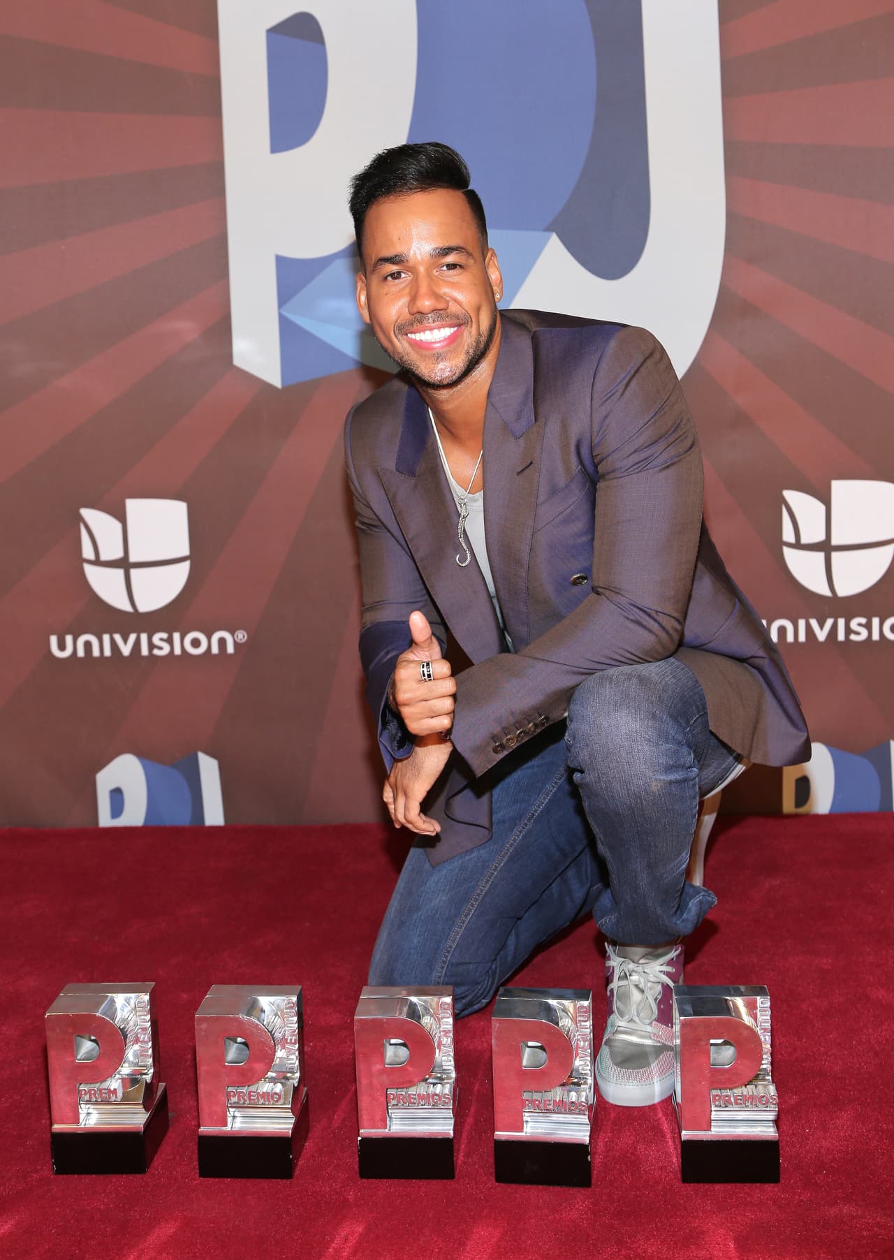 Durante los años noventa, Romeo empezó a explorar su vena artística con el grupo Los Tinellers, junto a su primo Henry y dos amigos.