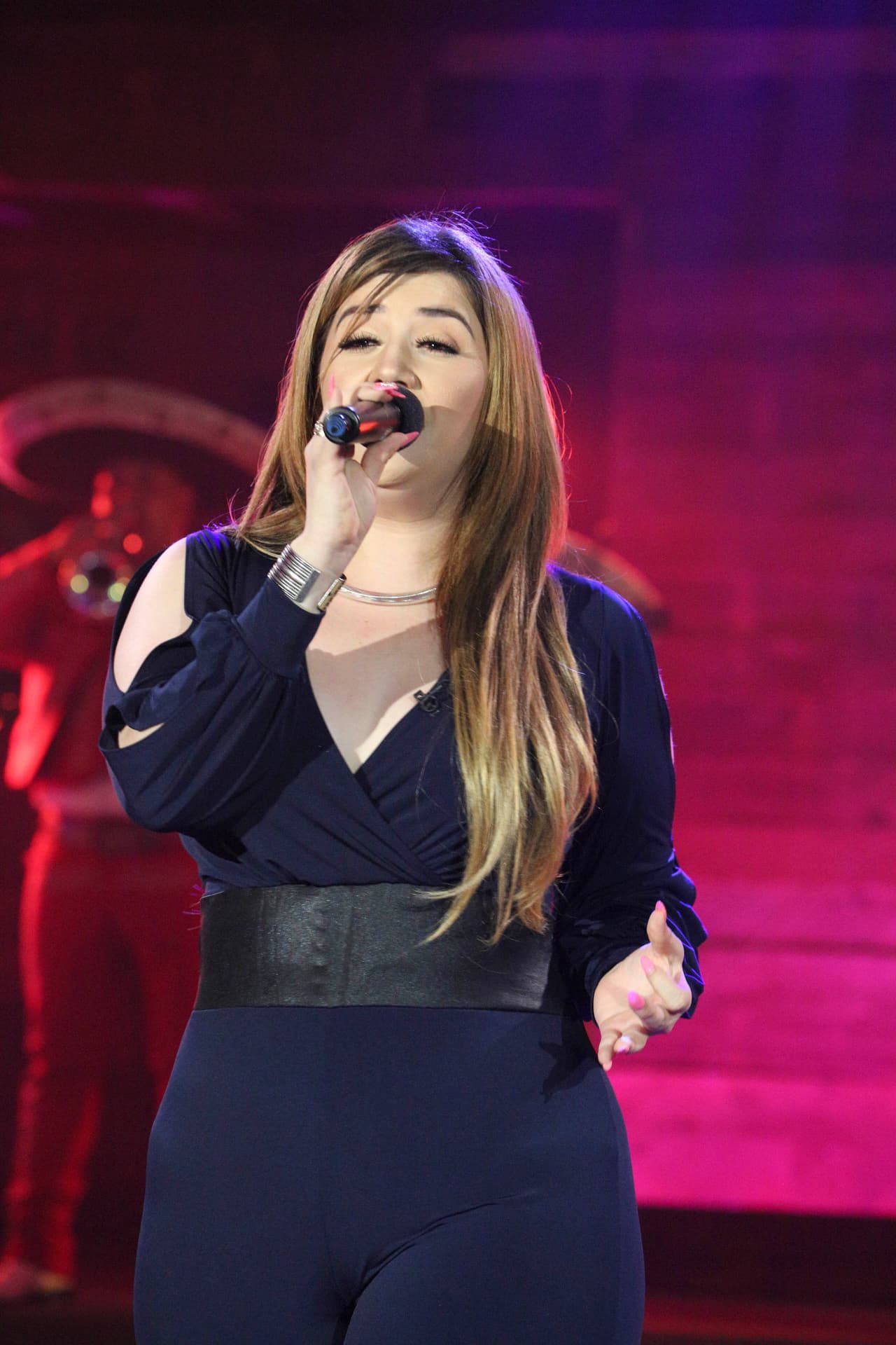 En la celebración de La Reina de la Canción por el Día de la Madre, Dayanna cantó el tema 'Mamá'.