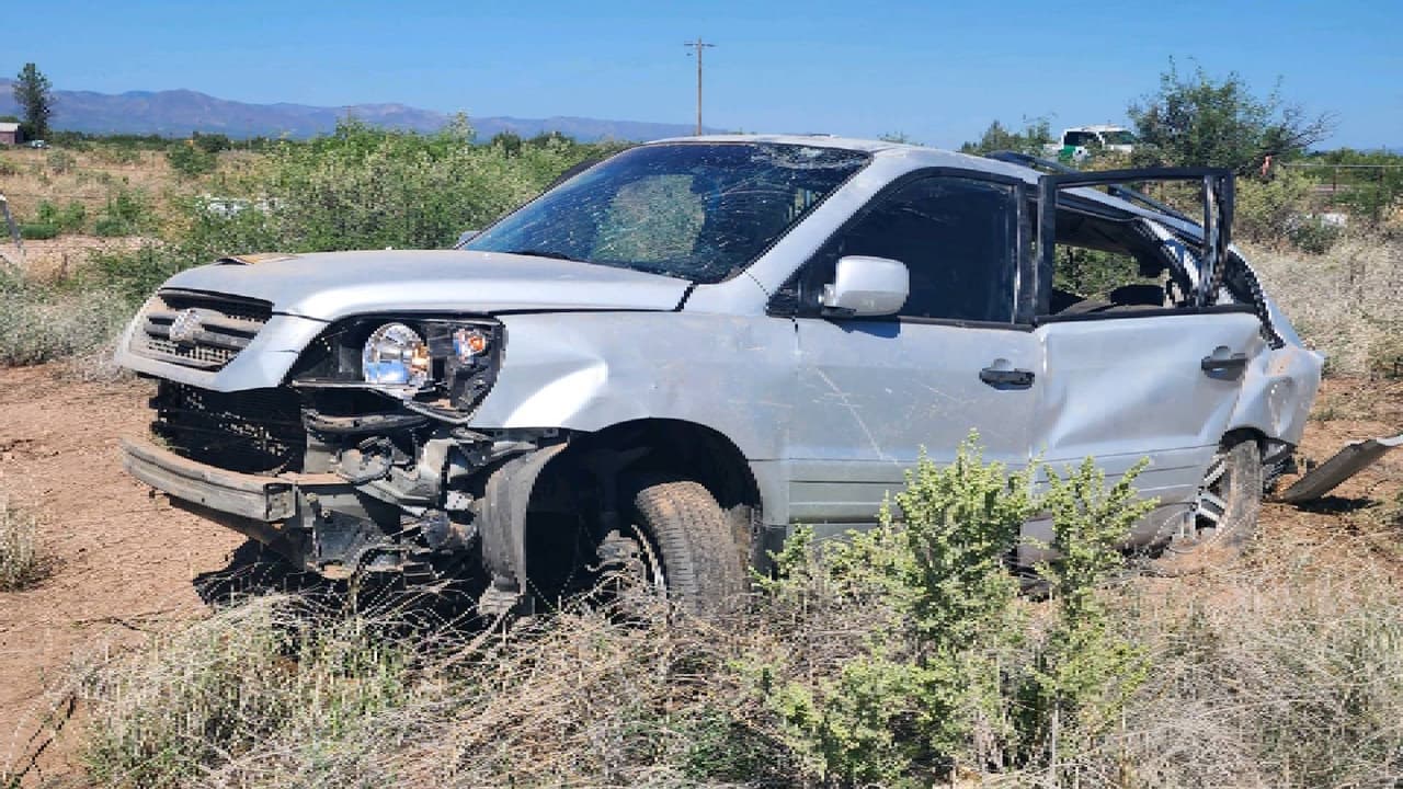 El vehículo fue perseguido durante una corta distancia por oficiales del Departamento de Policía de Douglas. Agentes de la Patrulla Fronteriza de EE. UU. estaban en el área e intentaron detener el vehículo mientras giraba hacia el este en Double Adobe Road desde Central Highway.