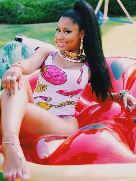Y aunque Minaj es una mujer ardiente y amante del buen sexo, dijo que en unos 10 años se ve como madre.
