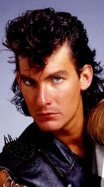 Carla Estrada le ofreció el papel antagónico de la historia: "Me dice: 'Es un chavo banda de Nezahualcóyotl', y le digo: 'Pero 
<b>yo tengo cara de gringo</b>, o sea, ¿quién me va a creer eso Carla?, por amor de Dios, 
<b>eso va a acabar con mi carrera, eso va a ser la burla de todo mundo</b>'", recordó en el show 'Sale el sol'.
<br>