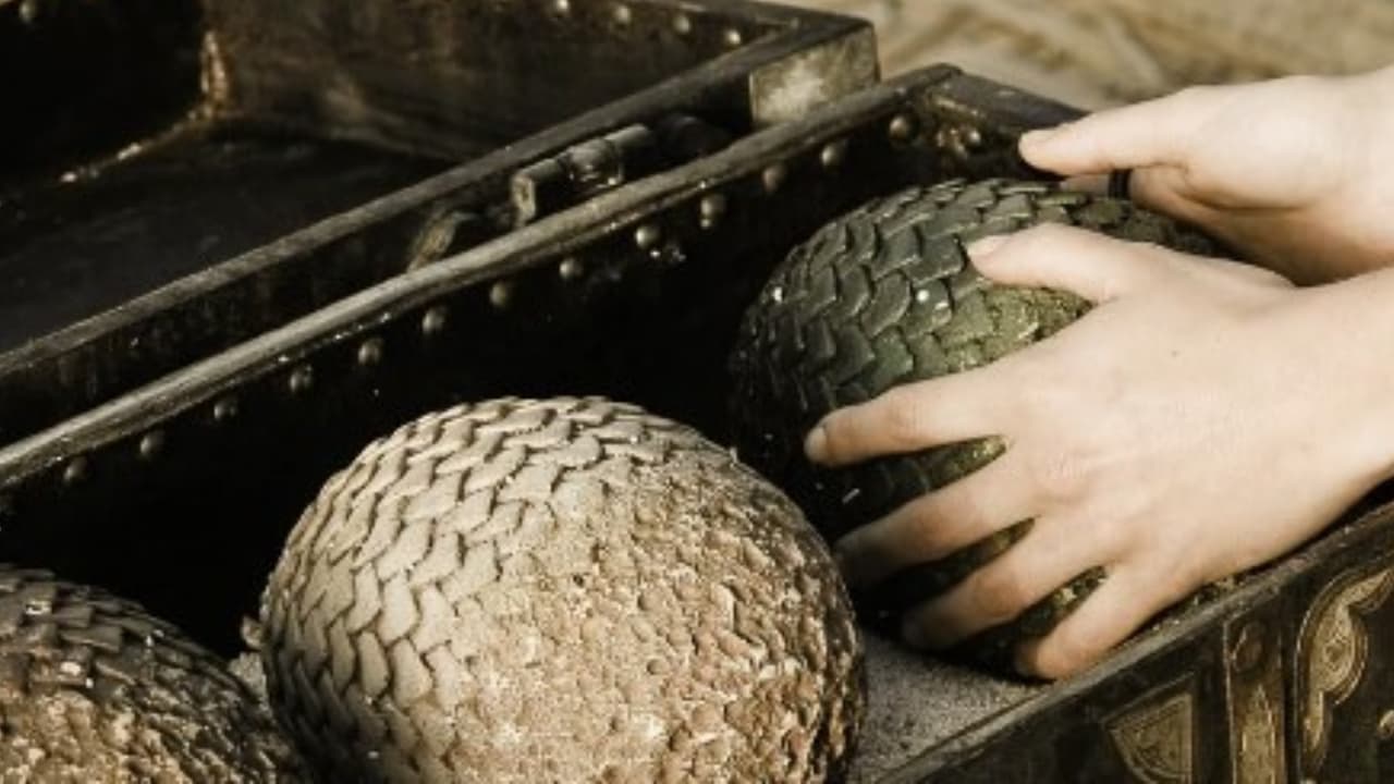 Los huevos de dragón que tiene Daenerys provendrían de nidada que Rhaenyra mandó al Valle con Rhaena y sus hijos.