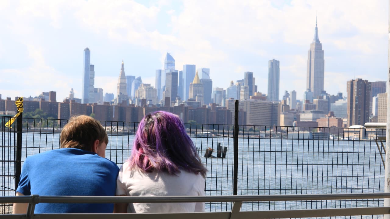 <b>En Queens</b> en el 
<b>Gantry Plaza State Park</b>, que cuenta con grandes espacios de áreas verdes y muelles son un buen lugar para observar el espectáculo.
<br>