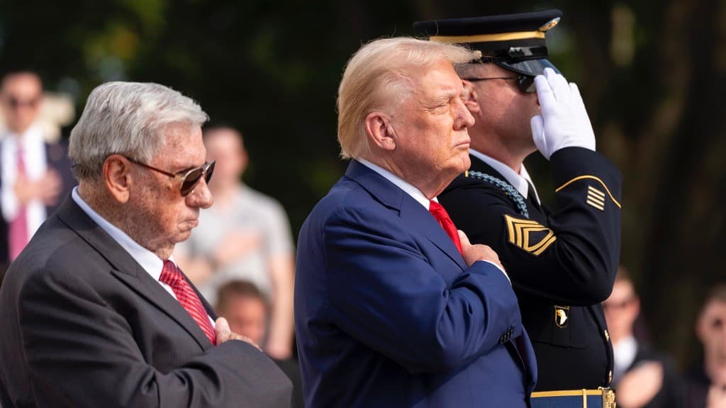 ¿Violó Trump la ley federal con su polémica visita al Cementerio Nacional de Arlington?