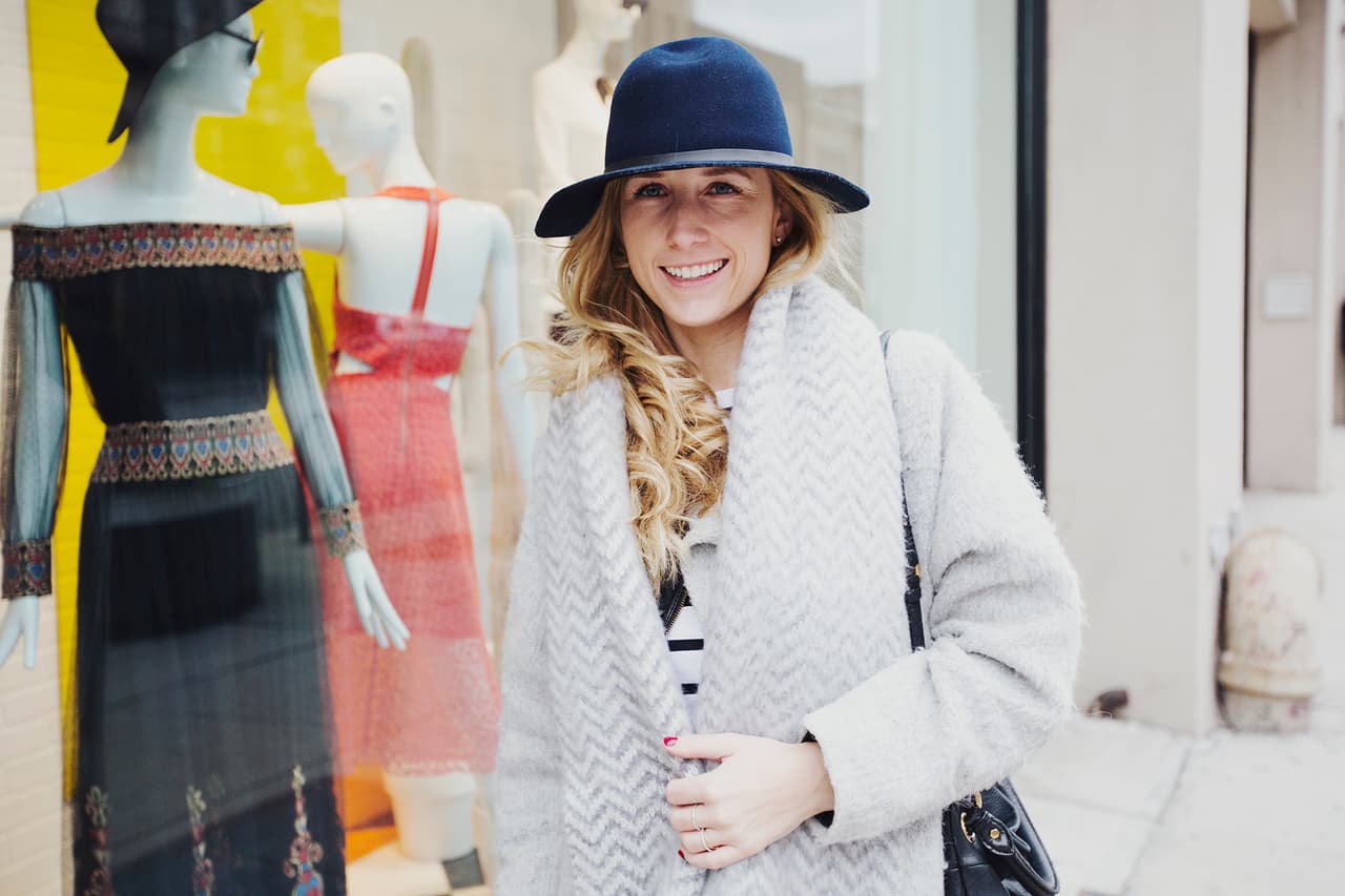 La moda masiva ha hecho que el sombrero sea una prenda accesible y fácil de comprar. Aunque algunos consideren un pecado no usar uno hecho a mano por un milliner (sombrerero), otros simplemente disfrutan de poder llevar una pieza que antes era de lujo.