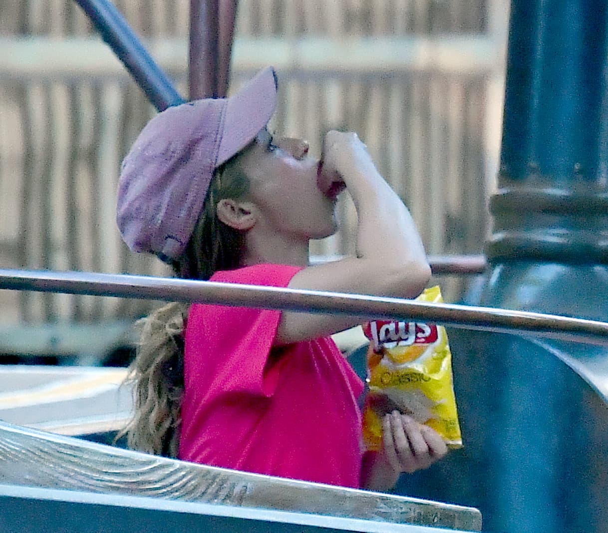 Tan bien la estaban pasando, que Shakira se olvidó de la dieta y acabó con la bolsita de Lay's. Según
<b><a href="https://www.europafm.com/noticias/salud-estilo-vida/entrenadora-shakira-desvela-dieta-entrenamiento-artista_2017091959c15da70cf201a8c2bfb053.html">Anna Kaisser, su entrenadora,</a></b> la colombiana ingiere proteínas, caldos y vegetales... pero no estas papitas saladas.