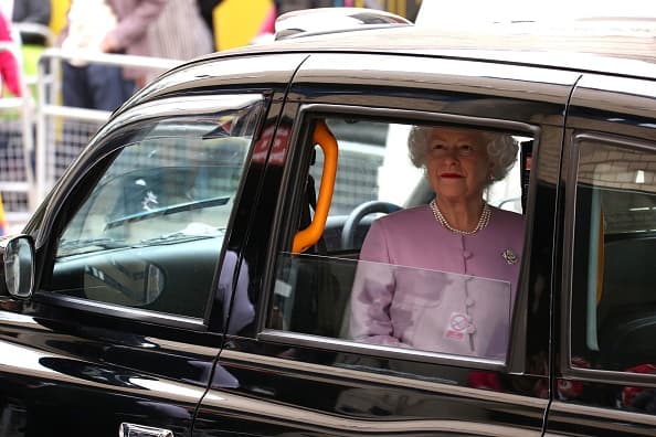 Semanas después del accidente, el duque de Edimburgo, de 97 años, 
<b><a href="https://www.univision.com/entretenimiento/realeza/tras-reciente-accidente-principe-philip-renuncia-a-su-licencia-de-conducir-pero-aun-podra-manejar">entregó su carnet de conducir</a>.</b>