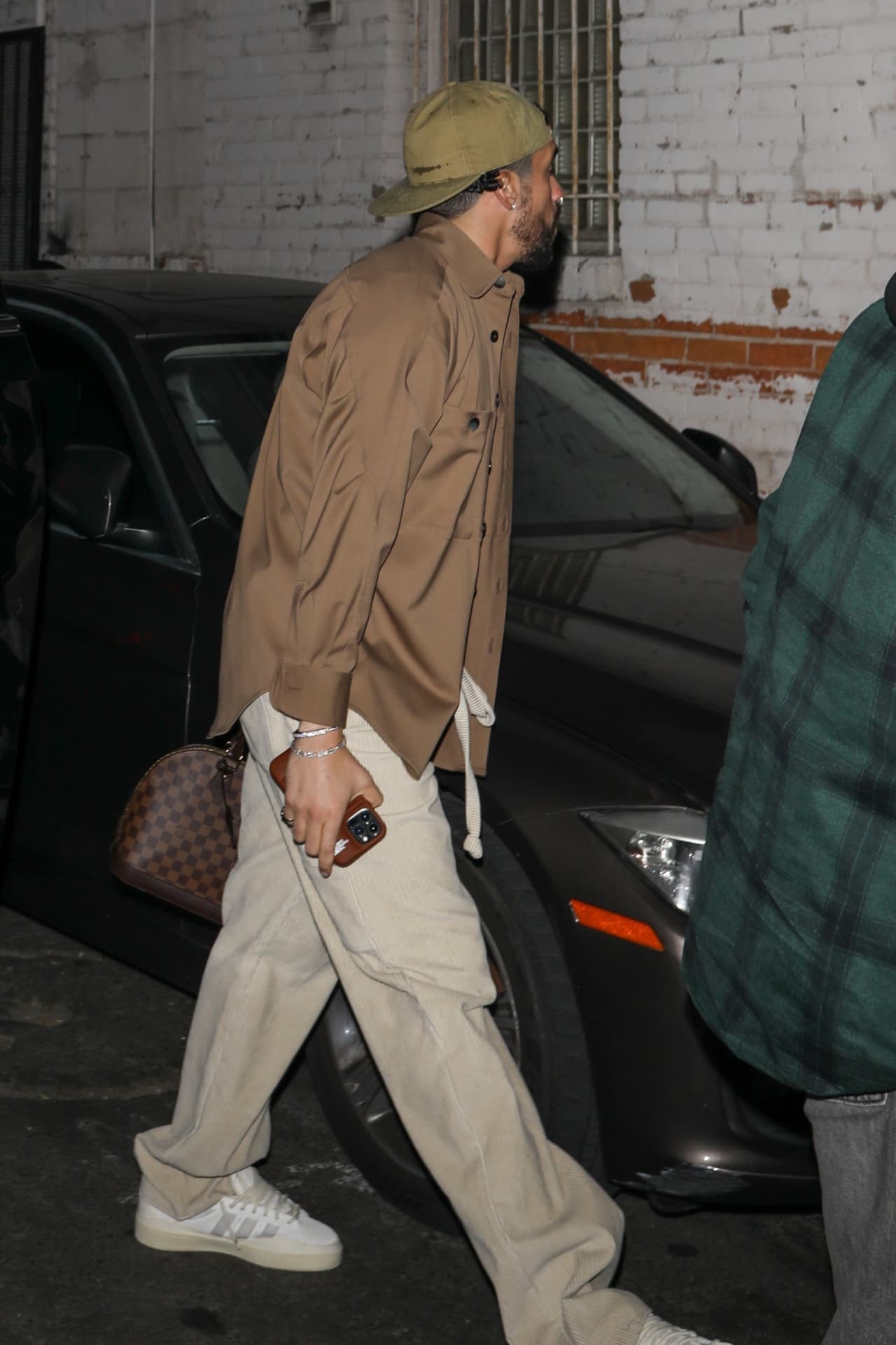 El cantante eligió un atuendo casual para su cita, compuesto por una chaqueta color beige tostado y pantalón beige claro. La gorra en la misma tonalidad hacía juego con su look y la portó con la visera para atrás. Además, agregó tenis blancos y un bolso en color marrón.