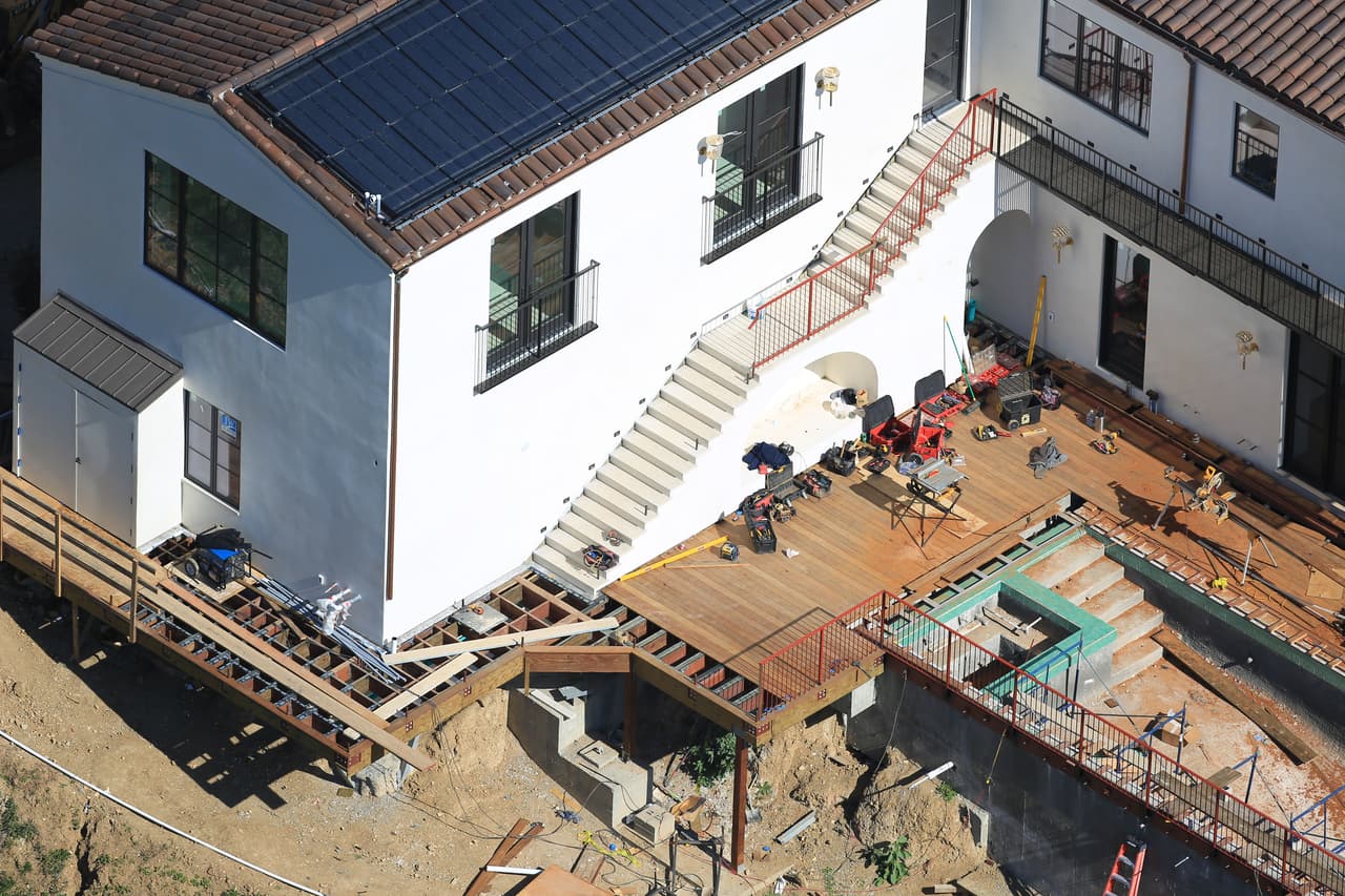 Bieber, de 25 años, y Baldwin, de 23, desean comprar la mansión y podrían pagar entre 
<b>19 y 20 millones de dólares</b>, cifra que incluye los gastos de construcción. 
<br>