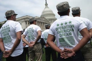 Dreamers durante una protesta para pedir que les permitan ingresar a las Fuerzas Armadas de Estados Unidos.