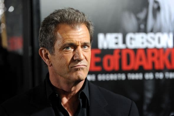 Mel Gibson niega haber empujado y escupido a una fotógrafa