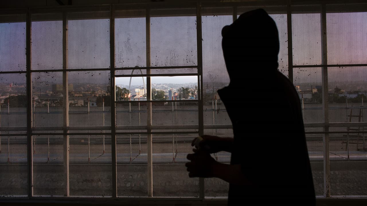 Identifican al inmigrante que se suicidó minutos después de ser deportado