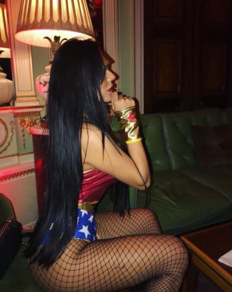 Suzy decidió darle un toque más sensual y provocativo a su versión de ‘Wonder Woman’, llevando el traje sin la falda y con medias negras de red.