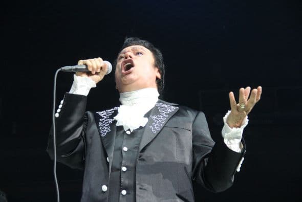 El Divo de Juárez, Juan Gabriel, hizo retumbar Phoenix con su música, su voz y sus bailes, enloqueciendo a miles de fans que llenaron el US Airways Center. Con un "¡Viva México!", Juanga arrancó su gira de conciertos del tour "Volver" ante un auditorio repleto que respondió con la misma pasión. Este ícono mexicano deleitó al público con sus grandes éxitos como "Querida", "El Noa Noa", "Inocente pobre amigo," y "Amor Eterno" entre muchos otros. El cantante se entregó por entero a sus seguidores, quienes cantaron, bailaron, lloraron y hasta aprovecharon para tomarse una selfie en un espectáculo que fue divertido y emotivo a la vez.