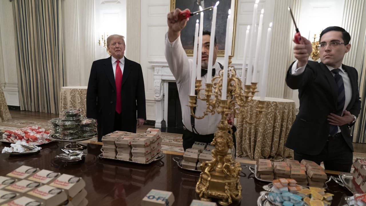 El presidente Trump recibió a los campeones de la NCAA.