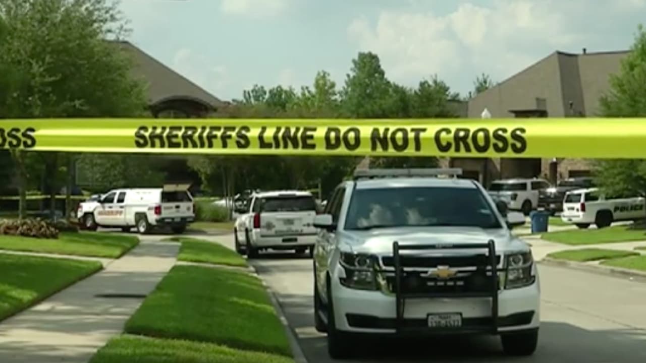 “Los niños corren mucho peligro estando en el carro donde no hay un adulto, por favor estacionen, revisen todo el carro de frente hasta atrás antes de cerrar el vehículo porque nunca saben si se olvidó algo atrás, una mascota, o en este caso un bebé”, continuó el sheriff González.