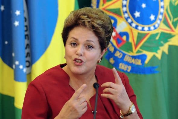 #6. Dilma Rousseff (@dilmabr). La presidenta de Brasil obtuvo su posición #6 en 2012. En el momento de su elección en el 2011 tenía 330 mil seguidores y aunque su actividad disminuyó después de la elección, su cuenta sigue ganando adeptos, lo que indica un deseo de parte de la gente de Brasil para conectarse con su líder.