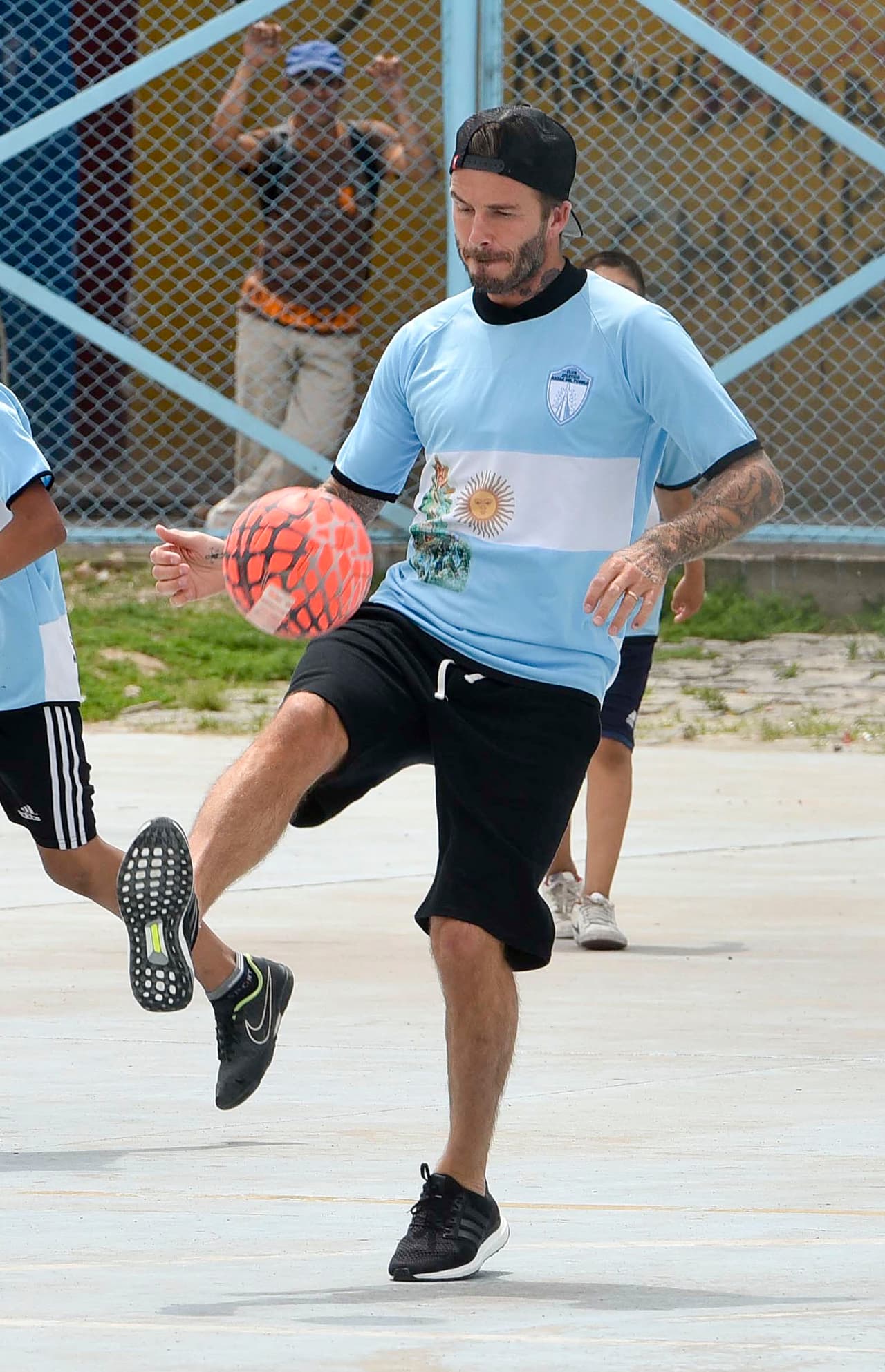 Nada menos que para echarse un partidito con todos los chicos del lugar. ¡Wow!