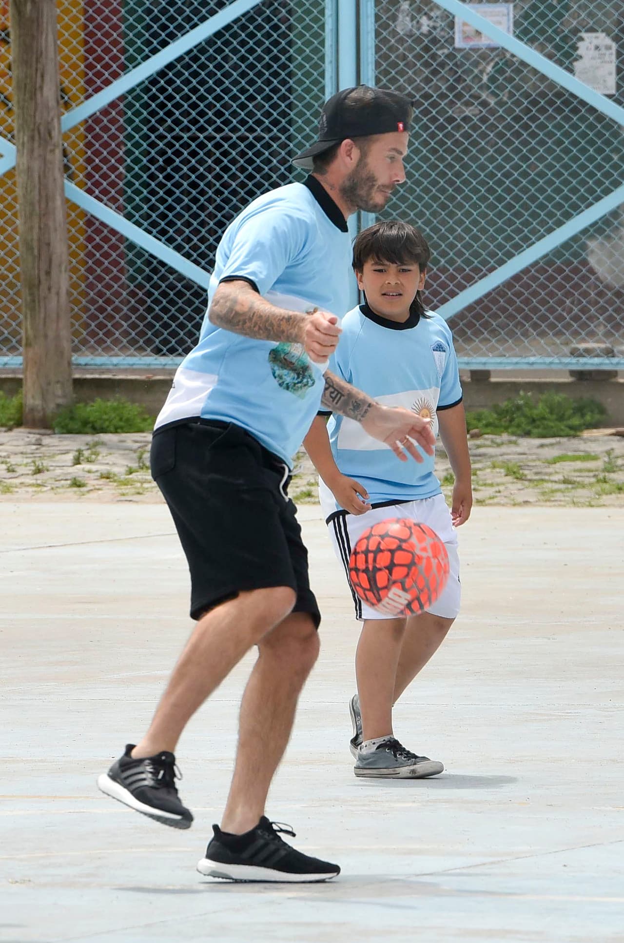 Miren nada más la manera en cómo dominó el balón, seguro este pequeño quiere seguir sus pasos algún día.
