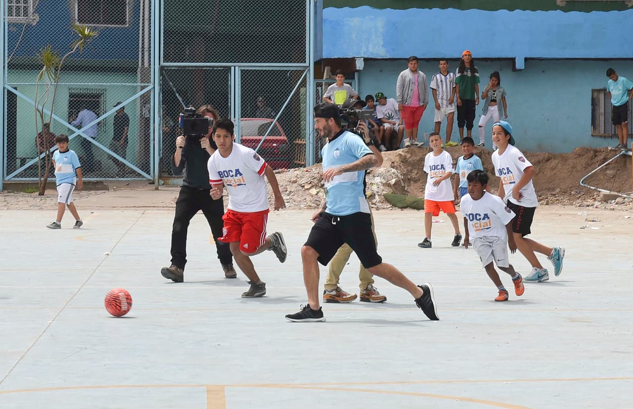 Pero no sólo firmó libretas y camisetas, David se puso la playera de Argentina.