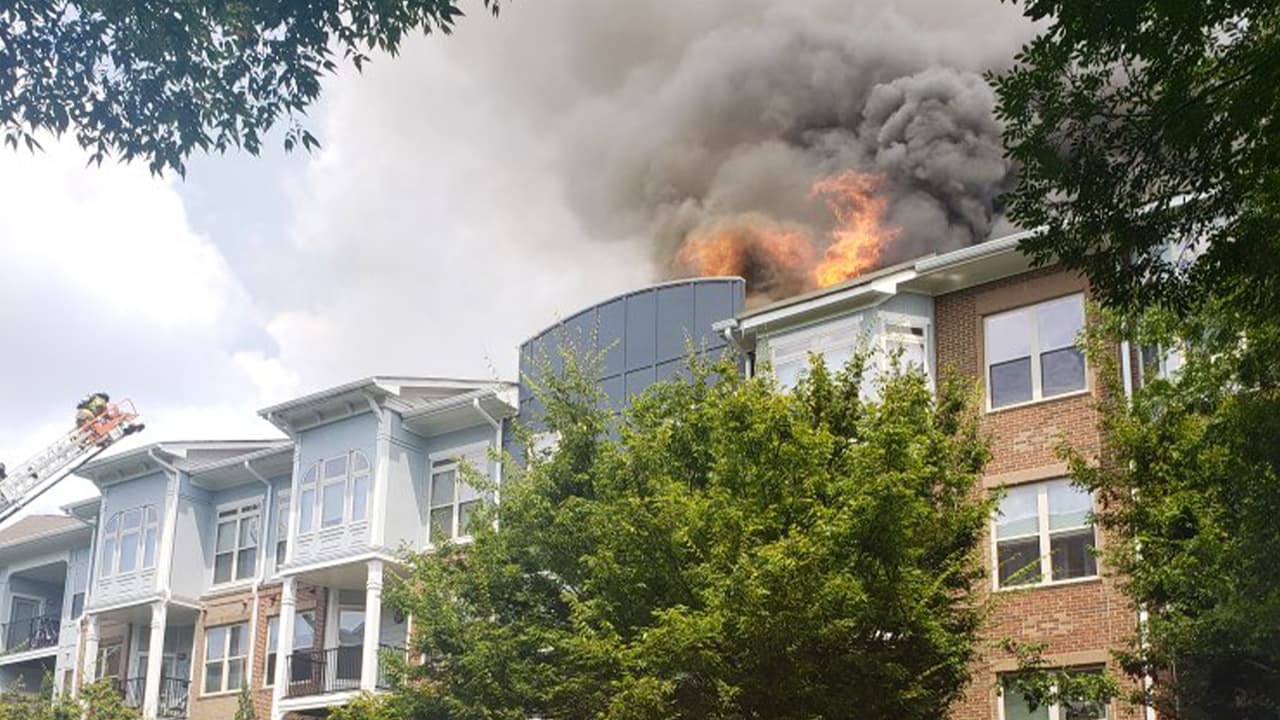 Incendio masivo en un complejo de apartamentos cerca de estación de MARTA