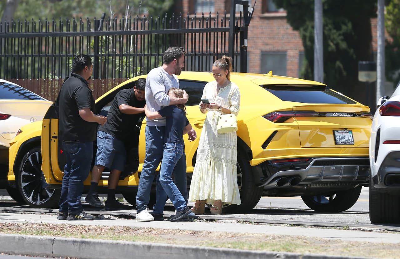 <b><a href="https://www.univision.com/famosos/ben-affleck-hijo-responsabilidades-padre-fotos" target="_blank">Ben Affleck también lo abrazó</a></b>, mientras los paparazzis estaban a unos cuantos pies de distancia captando la penosa situación. 
<br>