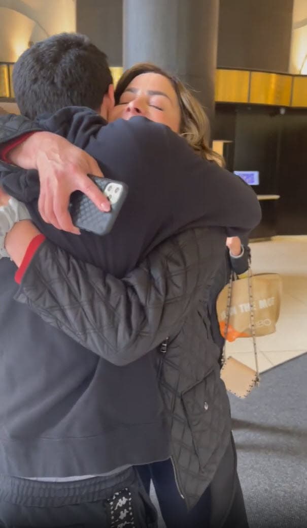 El pasado fin de semana del Día de la Madre, Dayanara, su madre y su hijo menor viajaron hasta Nueva York para darle una sorpresa a Cristian.
<br>