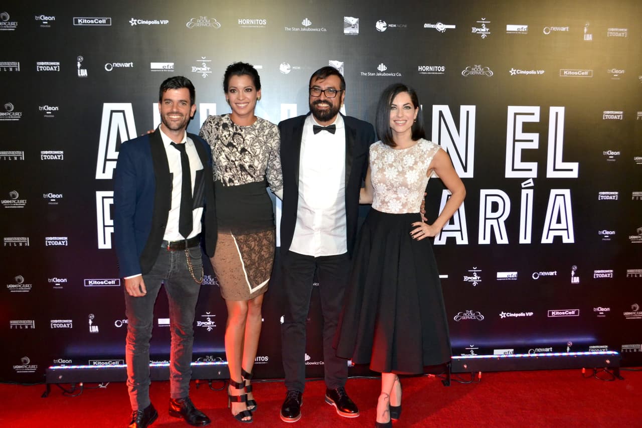 Los tres actores junto a su director.