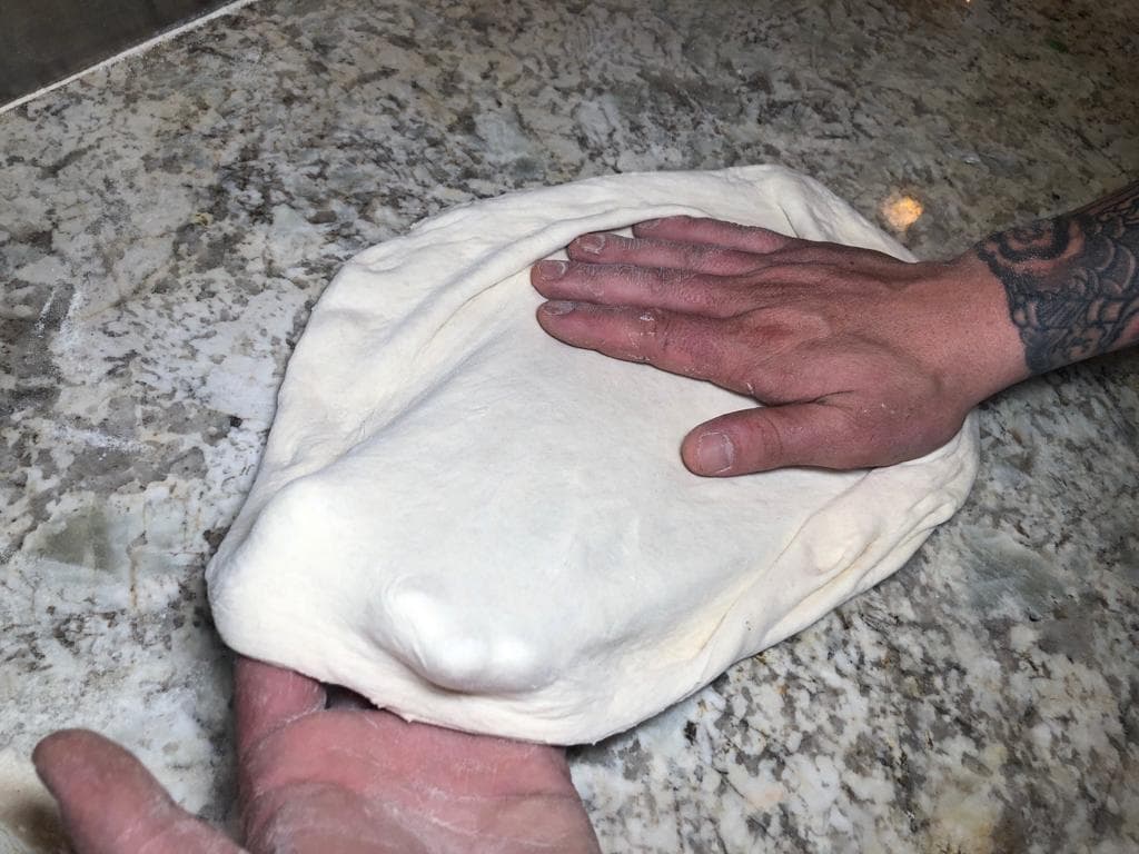 “La masa queda con 5% de hidratación, es agua y harina”, explicó el chef.