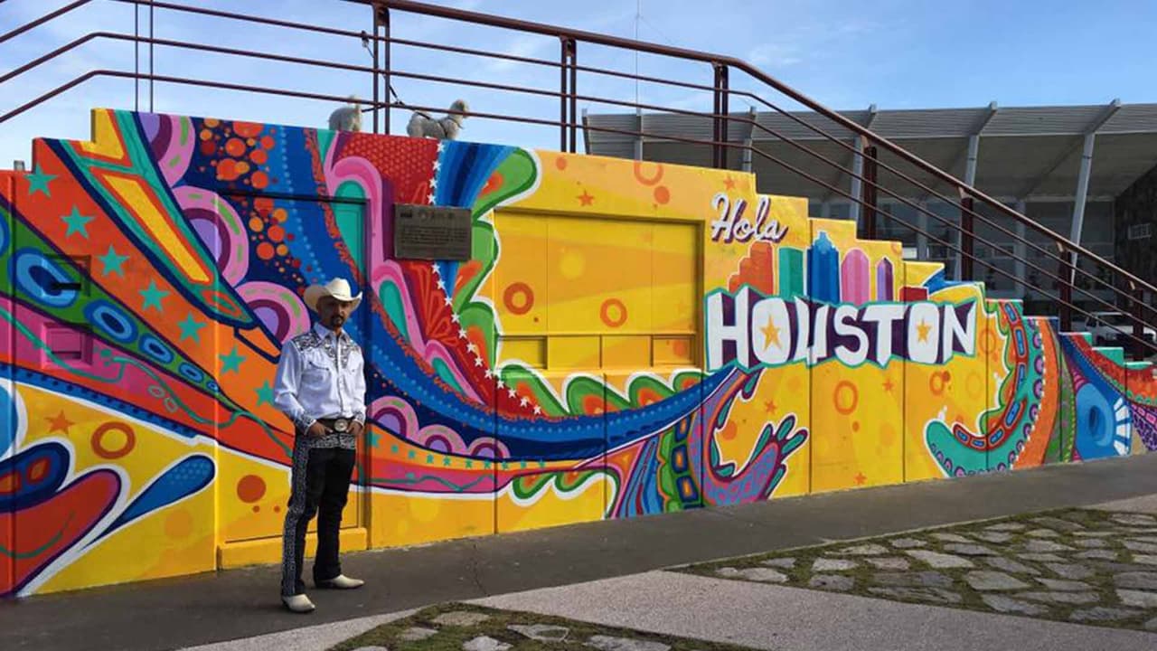 Mario E. Figueroa, Jr., nació en 1972 en la ciudad de Houston y creció en el área conocida como Segundo Barrio.