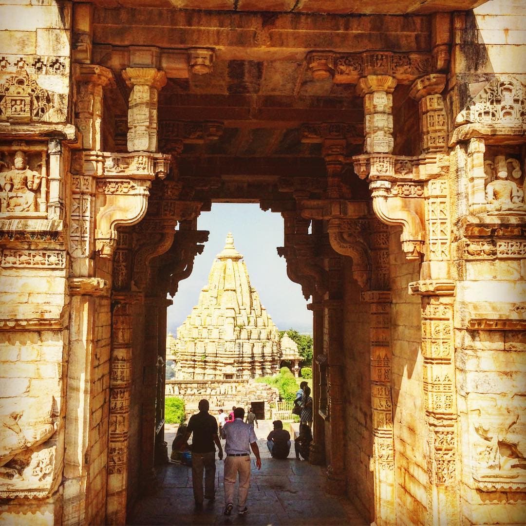 <b>Fuerte de Chittorgarh, Rajasthan (India)</b>
<br>Esta magnífica muralla fue
<a href="http://www.chittorgarh.com/tourism_at_chittorgarh.asp">construida por los habitante de Mewar</a> para protegerse de las invasiones en el siglo VII. El dramatismo arquitectónico del lugar ofrece múltliples posibilidades para tomarse fotos.