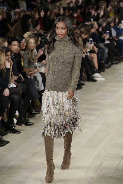 La combinación de un suéter de cuello alto con está falda de flecos es una gran combinación para un estilo relajado pero 'glamouroso'.