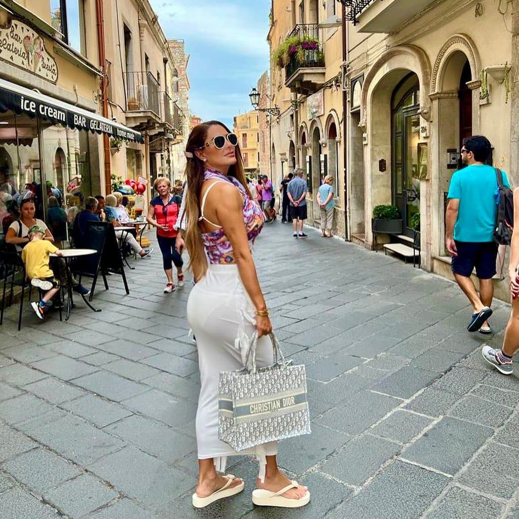 Por su parte, Conde posó para la cámara con
<a href="https://www.univision.com/famosos/jlo-bolso-dior-celebridades-fotos">su propio ‘Dior Book Tote’</a> durante las vacaciones por Europa que decidió tomar para celebrar su cumpleaños número 46.