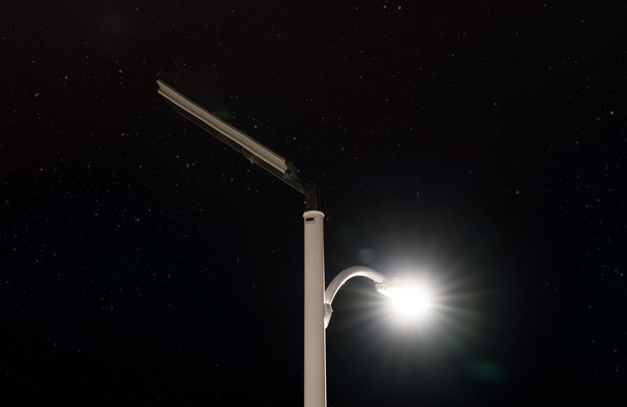 Estas farolas están diseñadas para operar durante todo el año, incluso durante cortes de energía, garantizando iluminación constante.