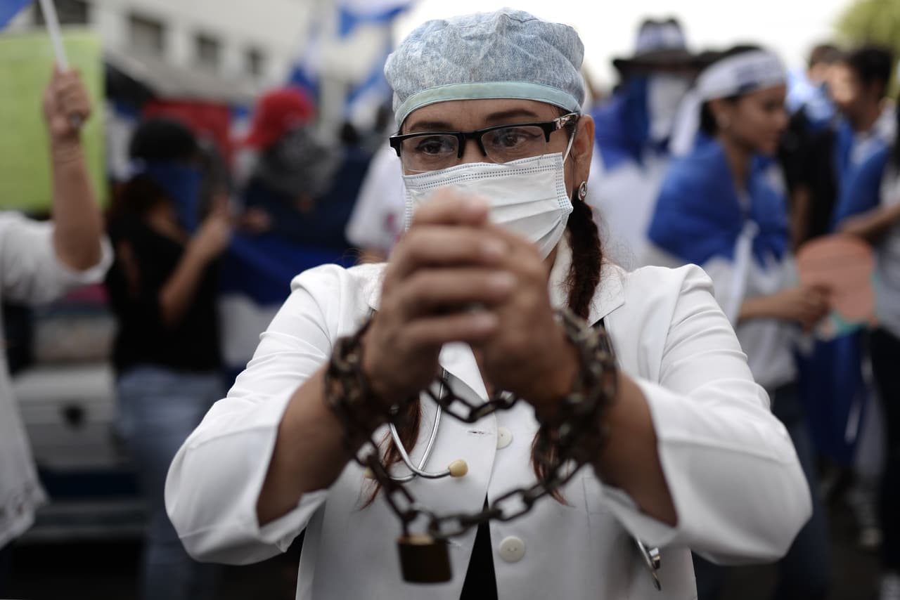 Olga Martínez se presentó en la marcha del sábado en León con cadenas en las muñecas. "Nos quieren mantener con la boca cerrada", lamentó.