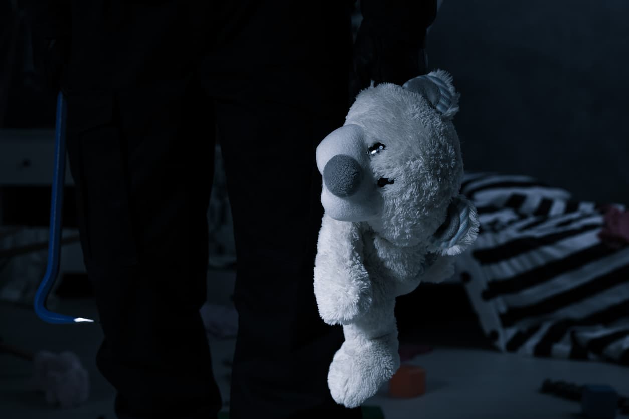 Según la averiguación, el padre de la víctima ofrecía dicho material en foros de pedófilos para ser aceptado en dichos grupos, con la finalidad de ganar seguidores.
<br>