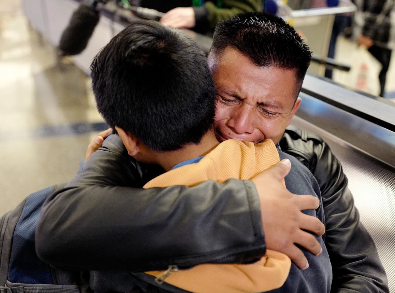 Finalmente se produjo el reencuentro. Tras cerca de dos años, David Xol-Cholom, de Guatemala, vuelve a abrazar a su hijo en el aeropuerto de Los Ángeles. Espera que pronto puedan mudarse juntos a California.
