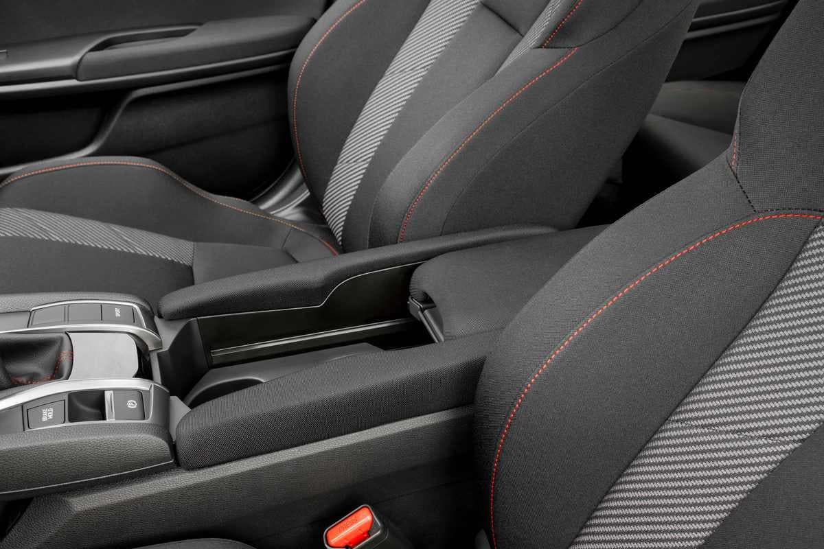 Otros cambios menores que recibe el Civic Si en su interior son los portavasos, ahora de mayor tamaño, y los botones sobre el volante, ligeramente actualizados.