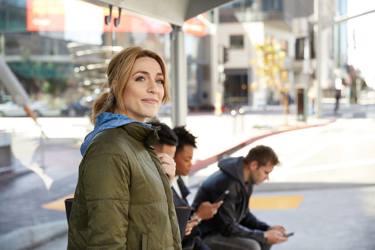 Los usuarios de los lentes podrían estar leyendo información personal confidencial o recibiendo el horario del próximo autobús sin distraerse demasiado del entorno. Los lentes de contacto transmiten los mensajes gráficos o escritos hechos con trazos y líneas luminosas muy sutiles que son fácilmente diferenciados y no se interponen a la visión natural.