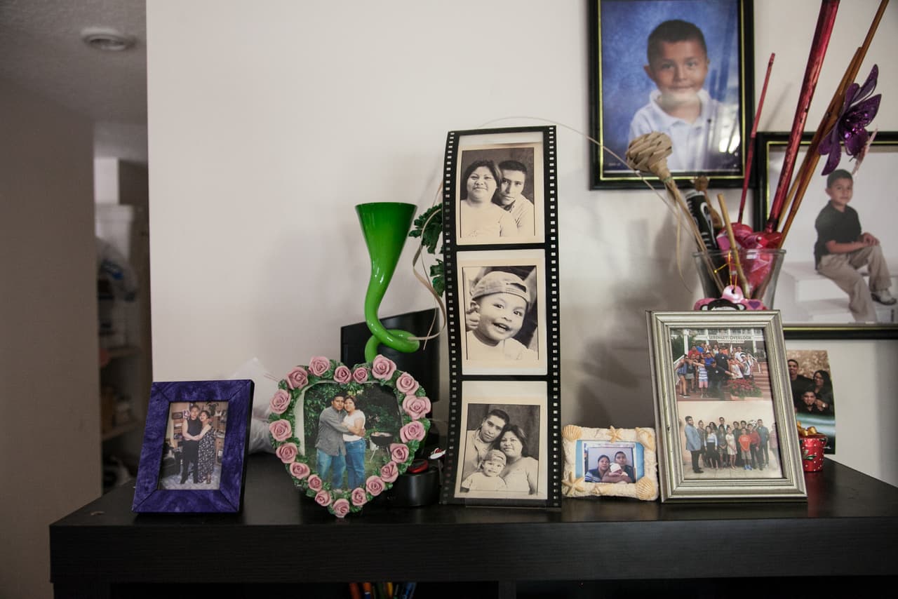 Como habían planeado, Maty fue a visitar a la familia de Víctor, lo conoció y comenzaron a quedar para que ella le cortase el pelo. De ahí surgió la amistad y en pocos meses estaban viviendo juntos y decididos a formar una relación estable. En la imagen, algunas fotos de familia en la sala de su casa.