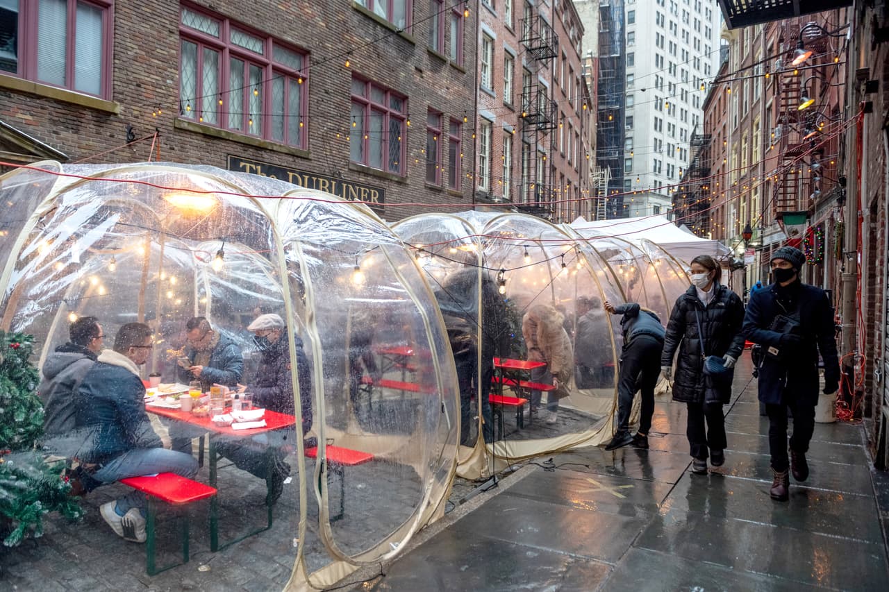 Plan para restaurantes de NYC llegará a "finales de semana", mientras se levantan más restricciones en el estado