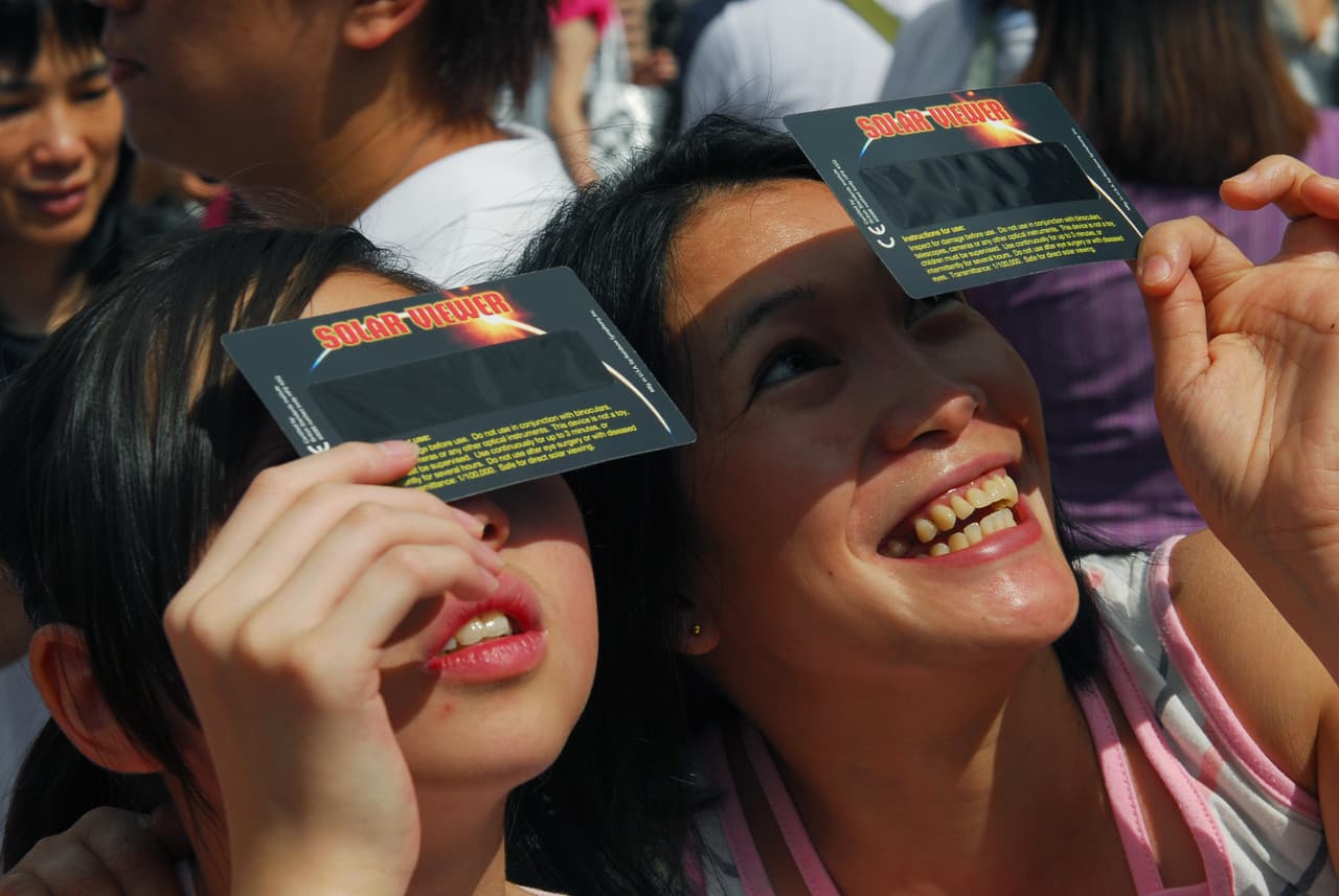 “Lo mismo ocurrió 18 años y 11 días después, el 22 de julio de 2009, en China ocurrió exactamente lo mismo. La gente salió a grabar el eclipse y grabaron extraordinarios videos de objetos voladores no identificados”, comentó Maussan, quien asegura que ya es un patrón que se ha repetido.