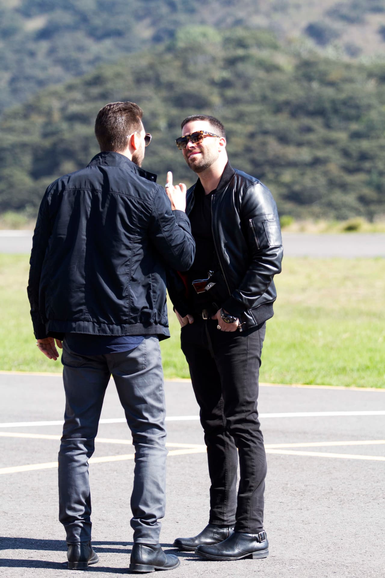 John y Óscar discutieron de nueva cuenta por Yolanda, quien había llegado con su tía Rosalba; Óscar no soportaba tenerla cerca.